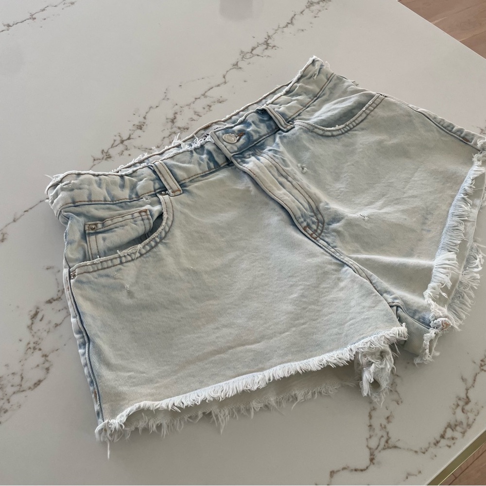 ZARA HIGH WAIST RIPPED BLACK DENIM JEAN SHORTS! - Picture 4 of 7